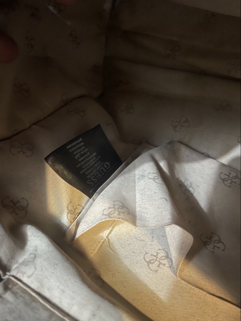 Guess Tote Bag (Category: Luxury Bags & Wallets) located in San Carlos. Submitted by graciahoney (Listing ID 1470279078, Image 3). Description: Malaki sya kasya tablet and/or books.