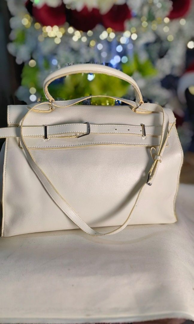 H3rmes Kelly flat 35 (Category: Shoulder Bags) located in Bacolod City. Submitted by darriebags88 (Listing ID 1470150406, Image 1). Description: genuine leather minimal issue rubber lining no color transfer no cracks.