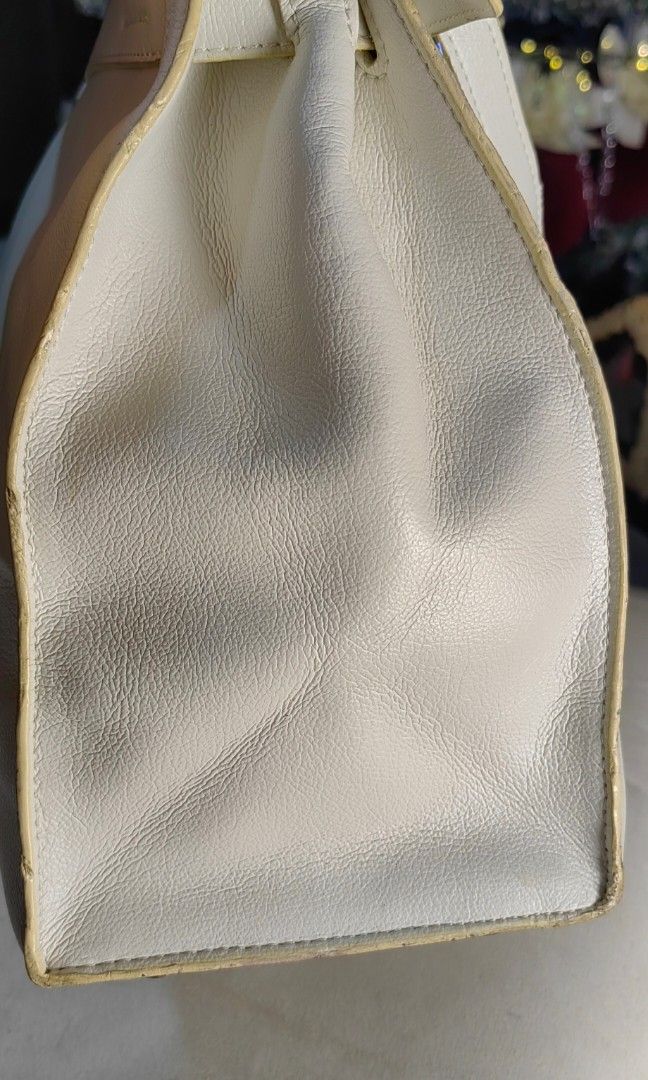 H3rmes Kelly flat 35 (Category: Shoulder Bags) located in Bacolod City. Submitted by darriebags88 (Listing ID 1470150406, Image 3). Description: genuine leather minimal issue rubber lining no color transfer no cracks.