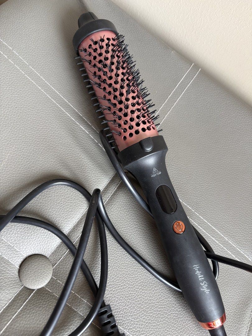 Hair Thermal Brush (Category: Hair) located in Manila. Submitted by chicksandteens (Listing ID 1470163319, Image 1). Description: • only used a few times • still in good condition rfs: not being used anymore since I already have a hair straightener mop: gcash mod: lalamove (sf shouldered by the buyer) location: quezon city price: ₱500 only !! 📩 DM me if interested : ) .