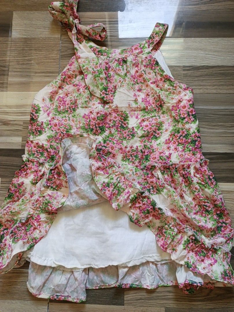 Halter floral Cottagecore Top (Category: Sleeveless) located in Maragondon. Submitted by wynne.picks (Listing ID 1470230700, Image 2). Description: Small to medium Top.