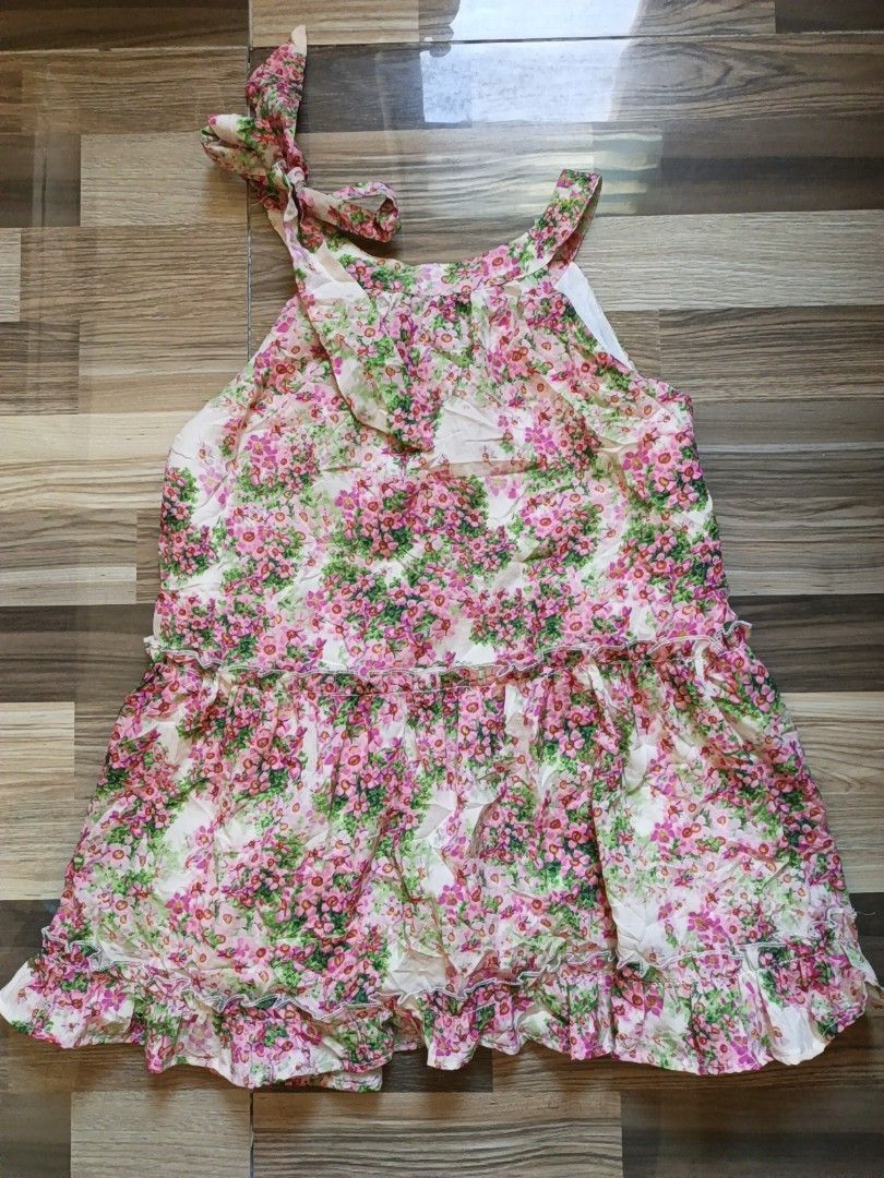 Halter floral Cottagecore Top (Category: Sleeveless) located in Maragondon. Submitted by wynne.picks (Listing ID 1470230700, Image 3). Description: Small to medium Top.