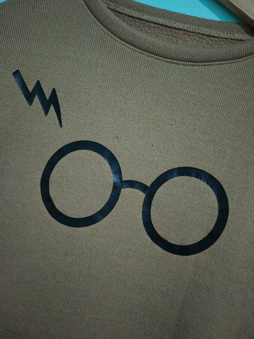 Harry Potter (Crewneck Sweatshirt) (Category: Coats, Jackets and Outerwear) located in Taguig. Submitted by thriftedminds (Listing ID 1470311541, Image 2). Description: Item: Harry Potter (Lightning Bolt Scar) Crewneck Sweatshirt 🔥 ‎Size: No Tag ‎Width: 19.5 ‎Length: 27 ‎Condition: Excellent ‎Issue: None DM to purchase 📩.