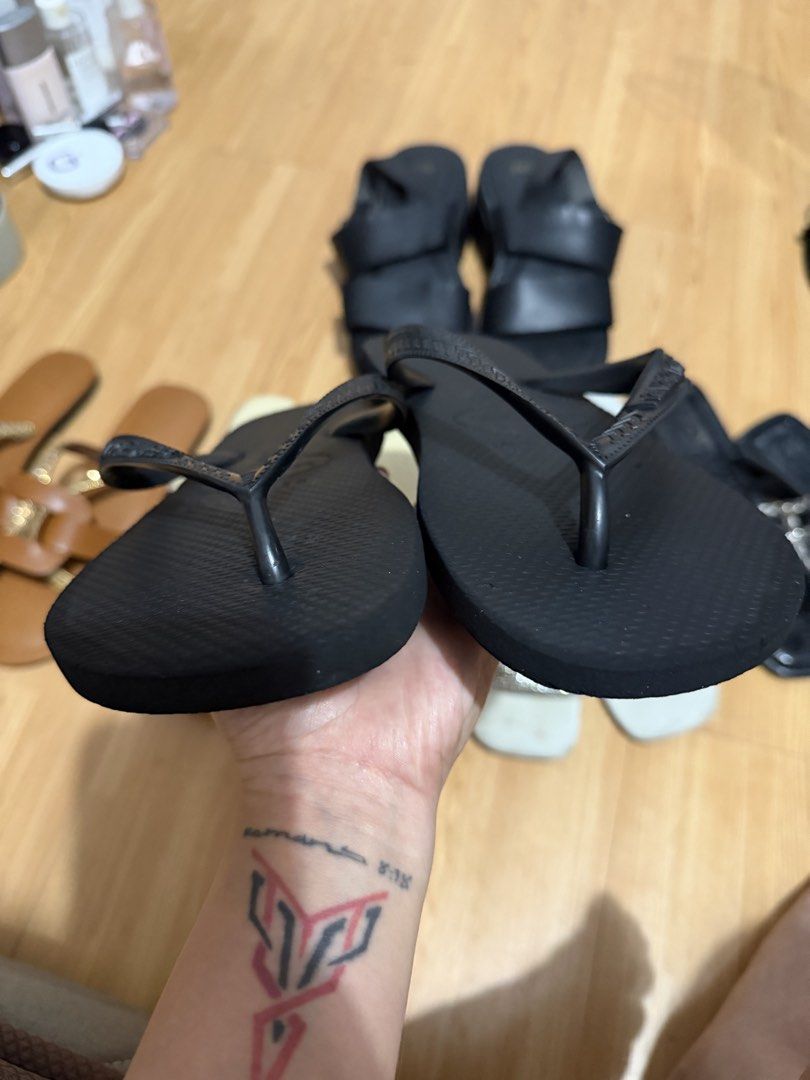Havaianas Black Slippers size 39-40 (Category: Slippers and slides) located in Cebu City. Submitted by sultrychicmary (Listing ID 1470184855, Image 2). Description: bought at ayala size 39-40 womens 8-9.