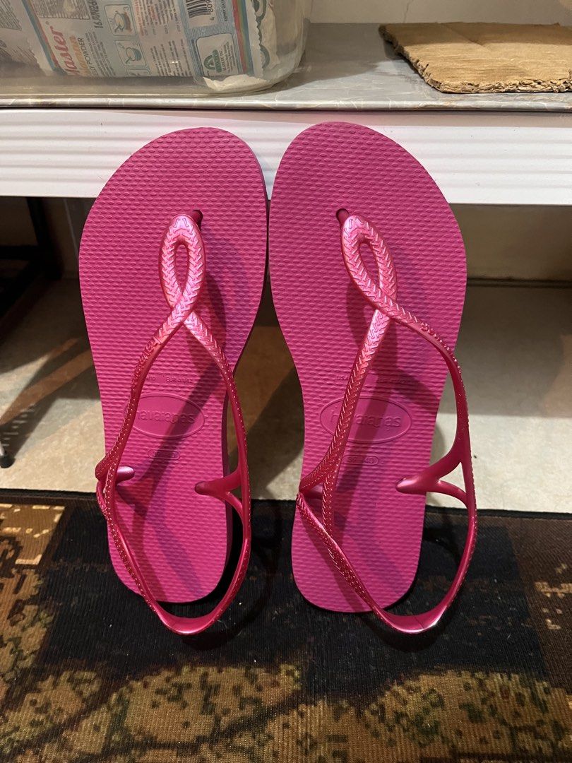 Havaianas Pink Gum - 39/40 (Category: Slippers and slides) located in Taytay. Submitted by buyandsellgirl888 (Listing ID 1470200369, Image 3). Description: Havaianas Pink Gum 39-40 size Authentic, bought in Orange App legitimate store. (See screenshot) 500 pesos only - Free shipping around Manila/Rizal. Rfs: too big Used once - ang luwag natatanggal strap :/ sayang. Loc: Taytay Rizal Note: ang pinag lagyan lang neto is plastic bag na may punit. N