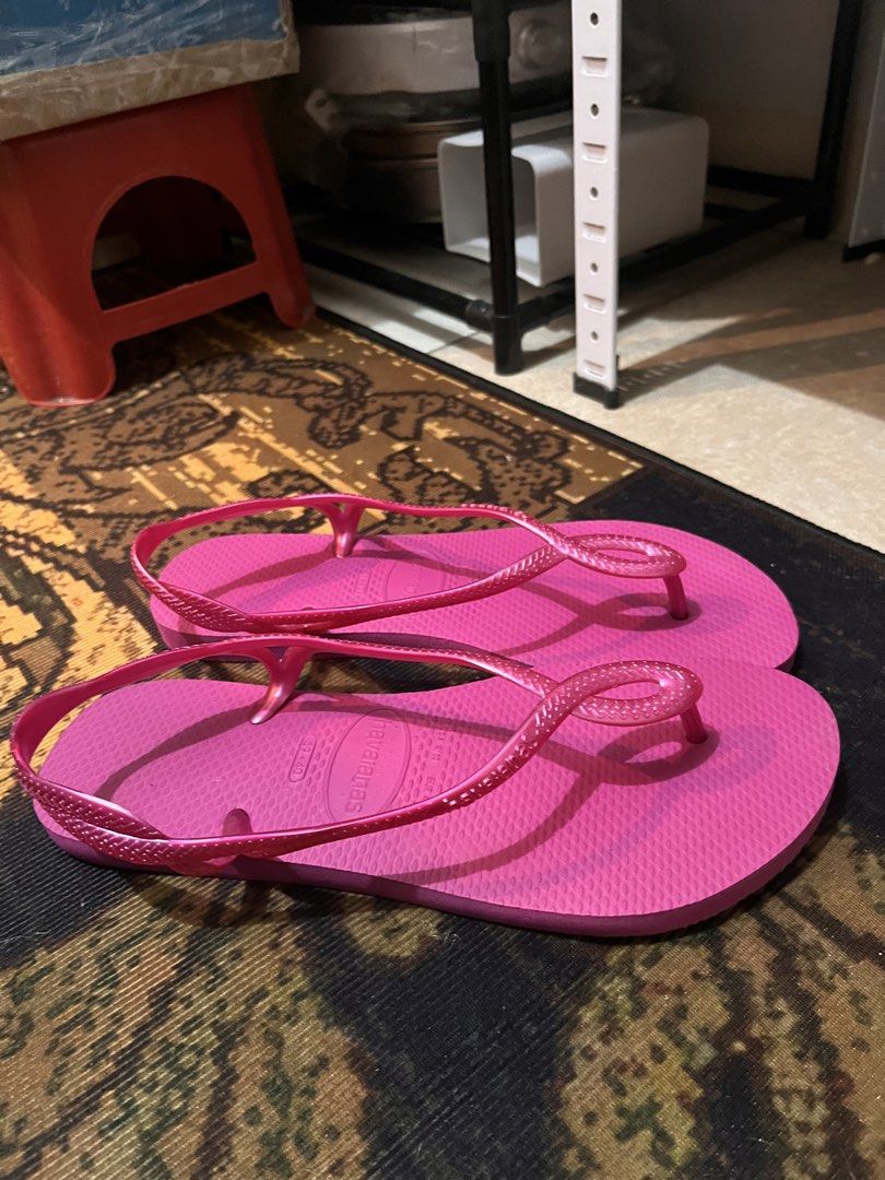 Havaianas Pink Gum - 39/40 (Category: Slippers and slides) located in Taytay. Submitted by buyandsellgirl888 (Listing ID 1470200369, Image 1). Description: Havaianas Pink Gum 39-40 size Authentic, bought in Orange App legitimate store. (See screenshot) 500 pesos only - Free shipping around Manila/Rizal. Rfs: too big Used once - ang luwag natatanggal strap :/ sayang. Loc: Taytay Rizal Note: ang pinag lagyan lang neto is plastic bag na may punit. N