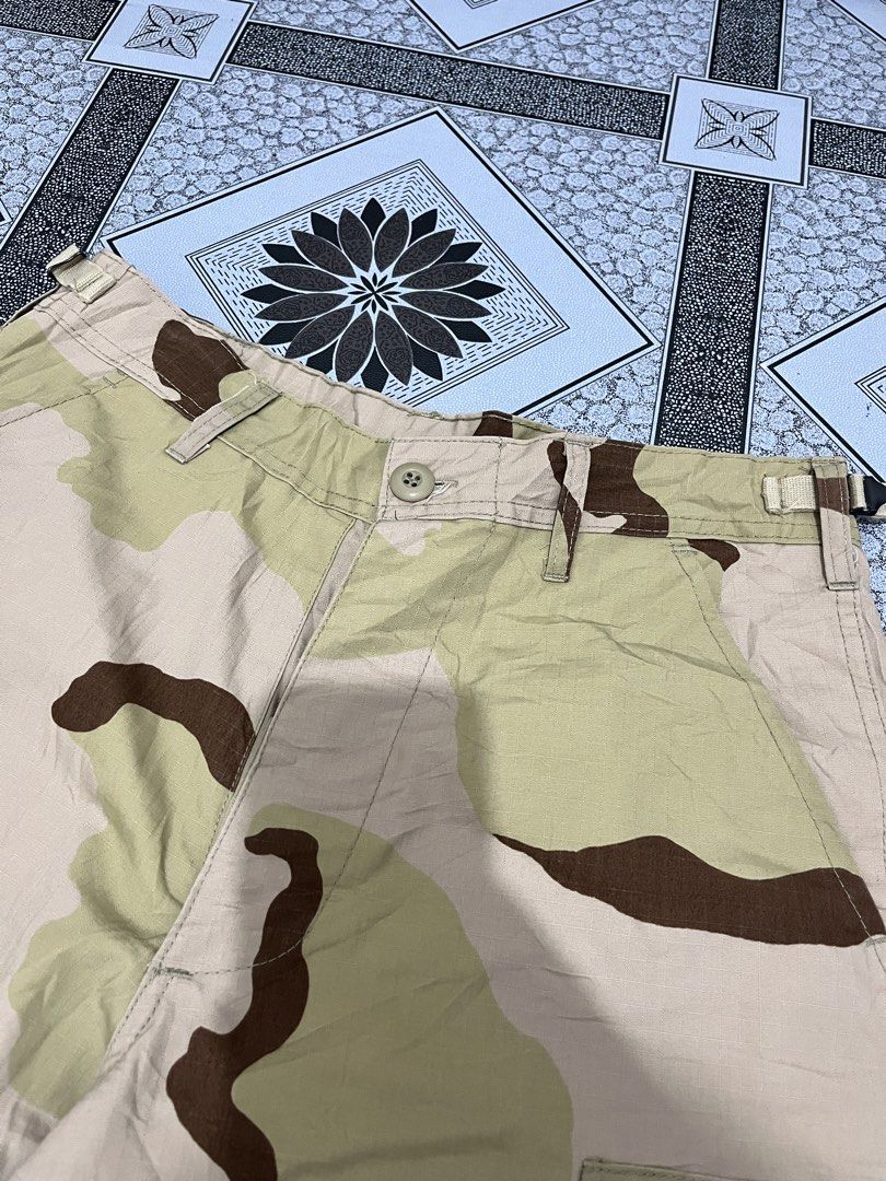 Helikon-Tex BDU Desert Camo Pants (Category: Trousers) located in Quezon City. Submitted by flip_da_cash (Listing ID 1470155725, Image 2). Description: - Brand: Helikon-Tex Waist: 30 Length: 40 Hem: 11 - Style: BDU tactical pants in desert camouflage - Material: 100% cotton with durable ripstop weave - Features: Button fly, adjustable waist tabs, reinforced seat and knees - Pockets: Multiple cargo pockets and button-flap back pockets - Hem: Adjus
