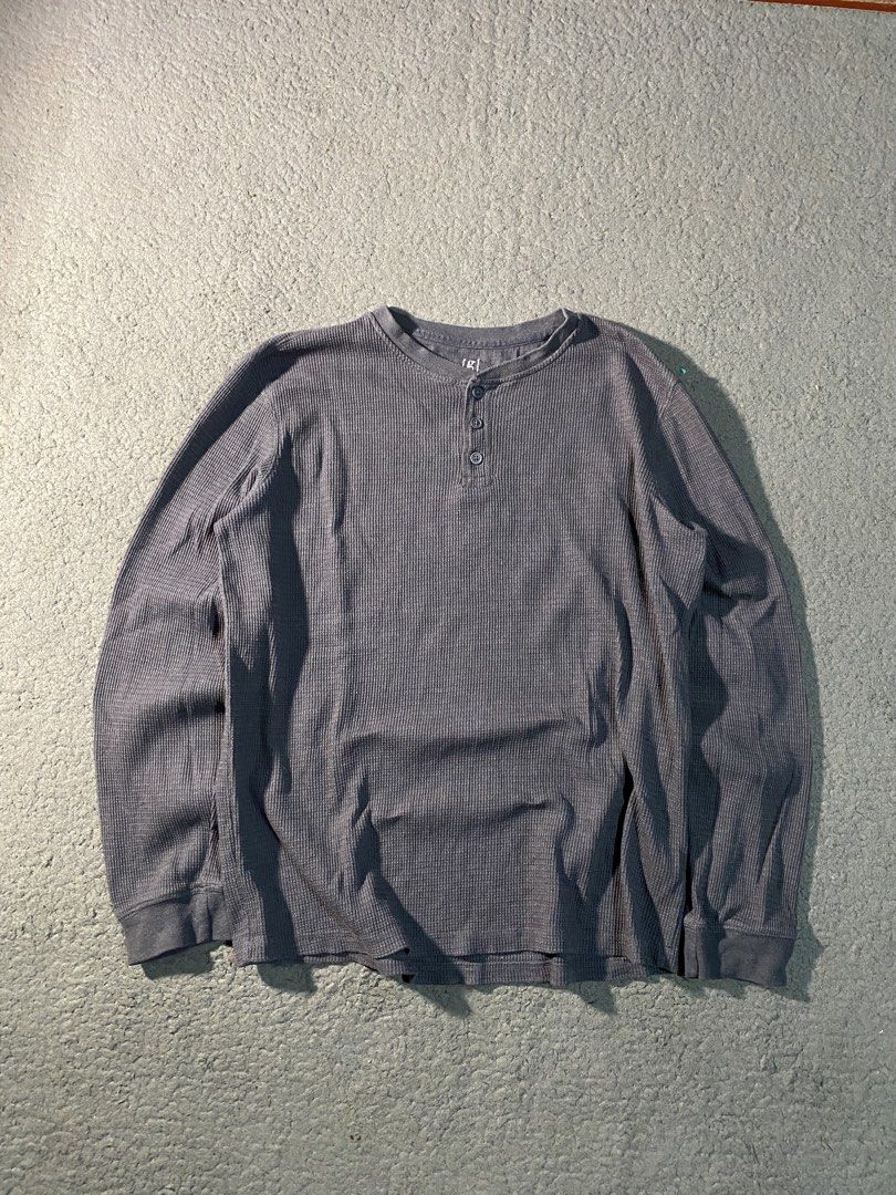 HENLEY GEORGE (Category: Coats, Jackets and Outerwear) located in Tandag. Submitted by vncntmrcllns (Listing ID 1470225381, Image 1). Description: HENLEY GEORGE (fav) Width: 22 Length: 27 -Excellent Condition -Already wash -Color rate 10/10 All details are visible in the picture Please check each photo.