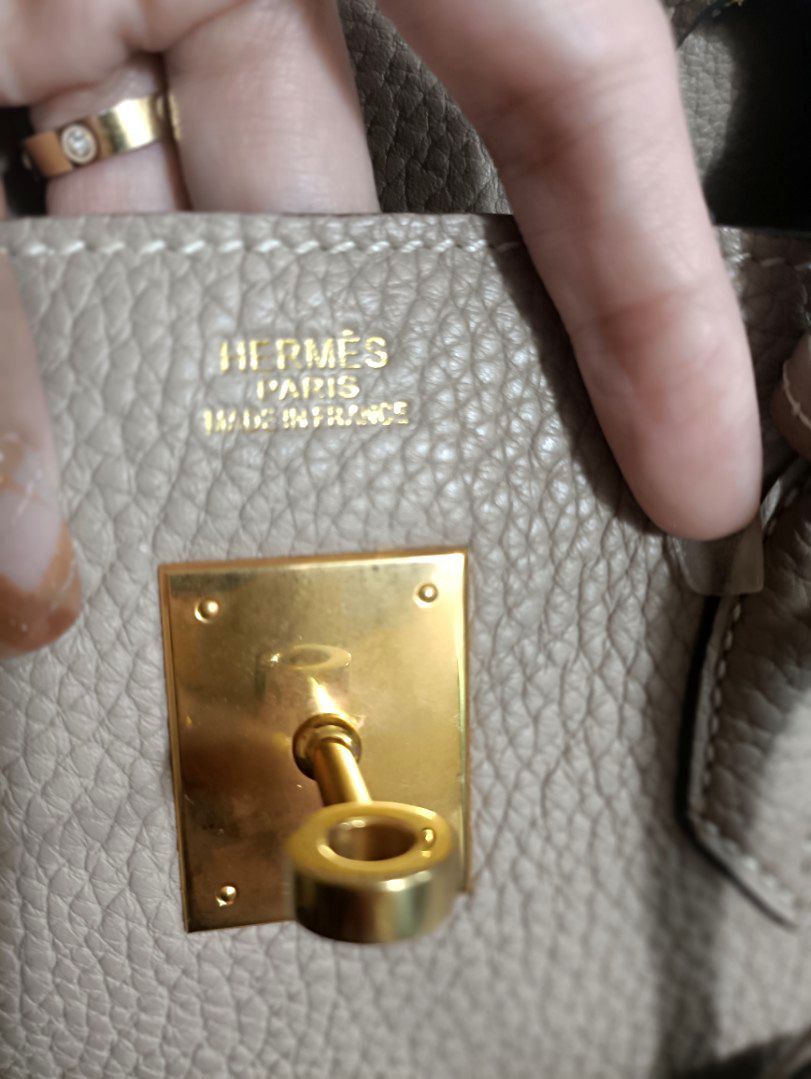 Hermès (Category: Tote Bags) located in Manila. Submitted by jjm-collections (Listing ID 1470009678, Image 3). Description: signs of use missing padlock.