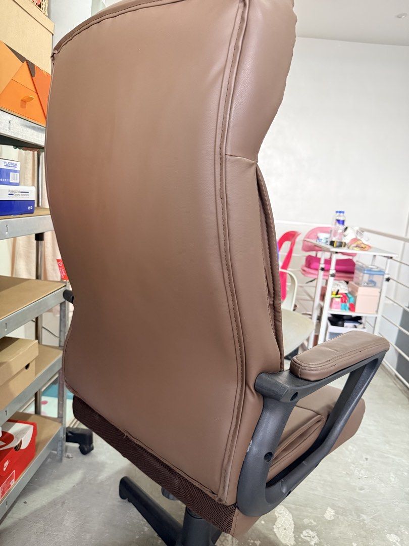 High Back Brown Leather Executive Office Chair (Category: Office Furniture & Fixtures) located in Rizal. Submitted by danielledayestrada (Listing ID 1470145936, Image 3). Description: - High Back executive office chair - High backrest and padded armrests for all-day comfort - Height adjustable mechanism with smooth rolling casters on a black five-star base - Ideal for long hours at a desk or gaming setup - Php 4000.
