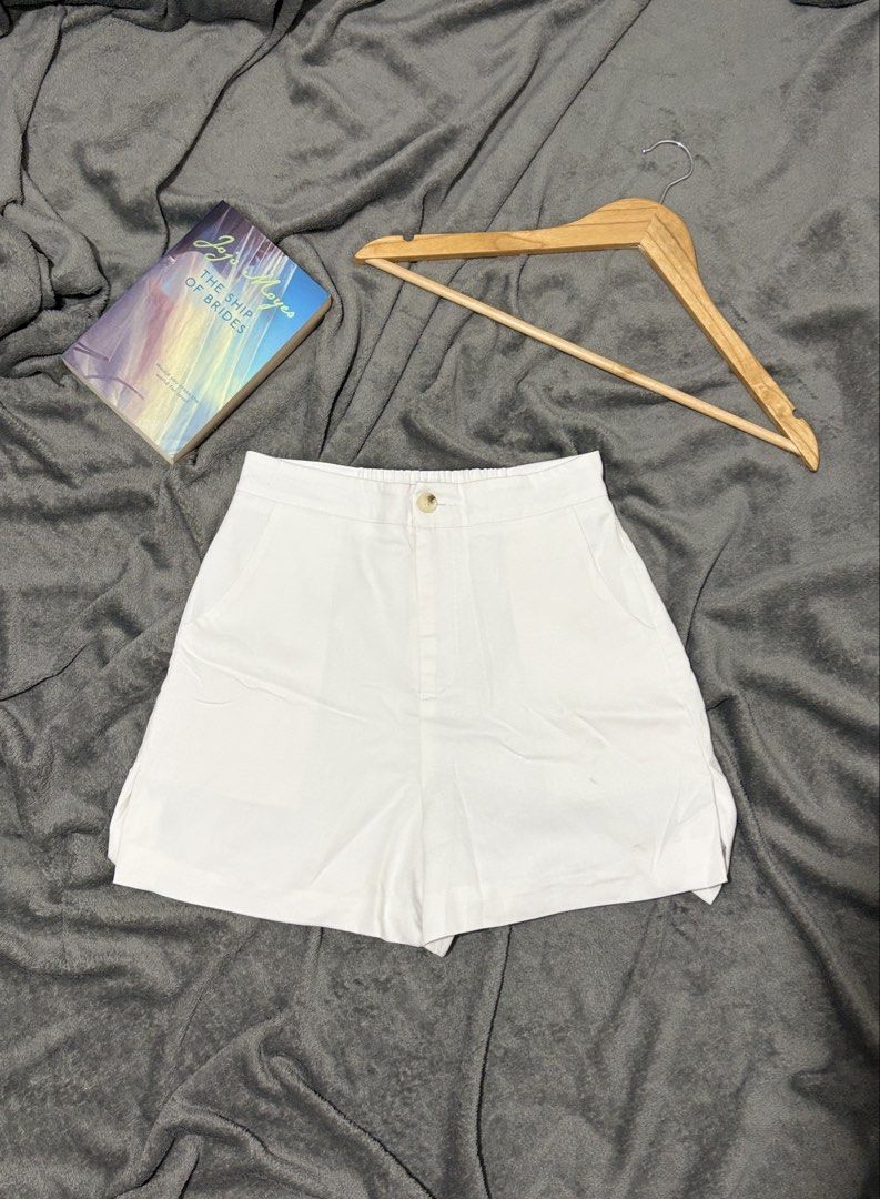 Highwaisted Trouser Short in Size 26-28 (Category: Shorts) located in General Trias. Submitted by hiraethcullen (Listing ID 1470327140, Image 1). Description: Waist - 26 upto 28 Length - 16 📍 General Trias, Cavite Direct JNT or Lalamove.