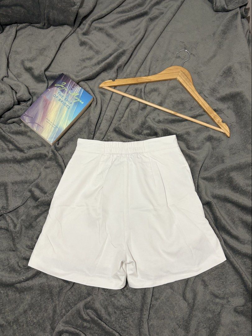 Highwaisted Trouser Short in Size 26-28 (Category: Shorts) located in General Trias. Submitted by hiraethcullen (Listing ID 1470327140, Image 2). Description: Waist - 26 upto 28 Length - 16 📍 General Trias, Cavite Direct JNT or Lalamove.
