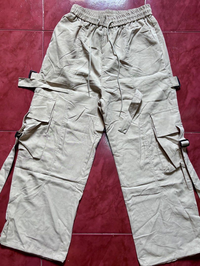 Hiking Pants / Cargo Pants (Category: Activewear) located in Manila. Submitted by laiofchc (Listing ID 1470159933, Image 2). Description: HIKING PANTS SIZE M-XL if you want a baggy size this js for yoh waist : 24-36 inch material : polyester model size : height - 5’4 waist - 25’ lenght - 40.