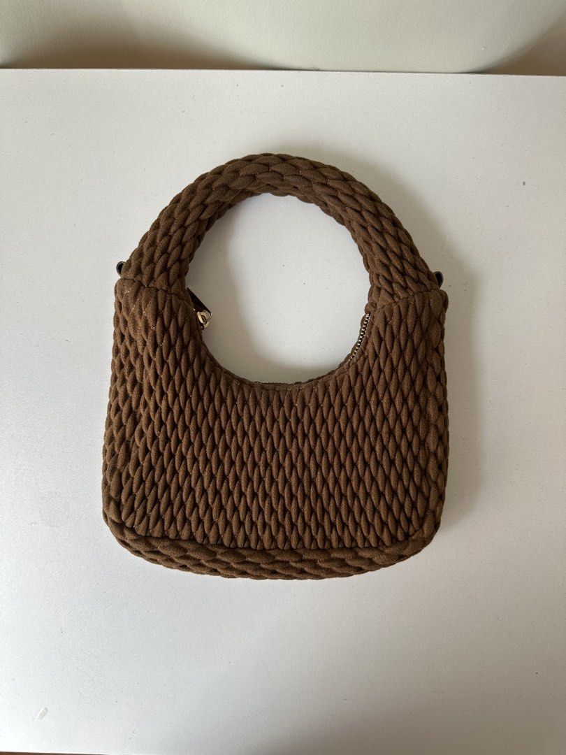 H&M bag (Category: Shoulder Bags) located in Cebu City. Submitted by diabriciaa (Listing ID 1470190850, Image 1). Description: .