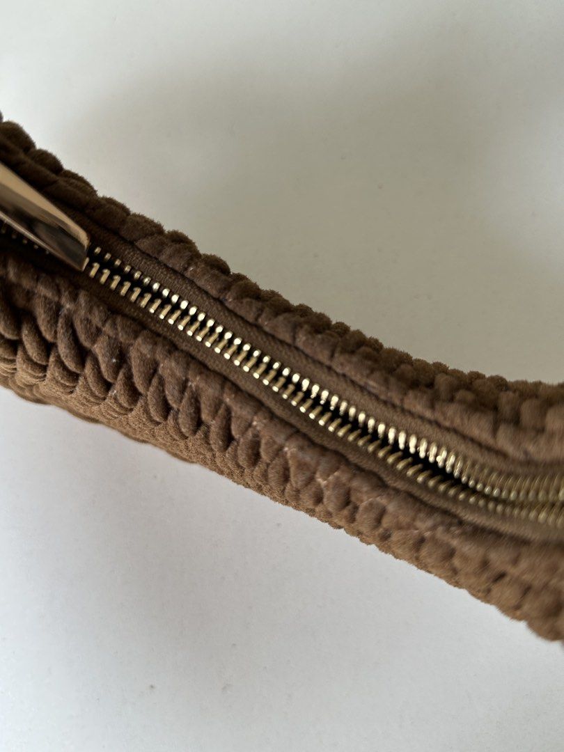 H&M bag (Category: Shoulder Bags) located in Cebu City. Submitted by diabriciaa (Listing ID 1470190850, Image 3). Description: .