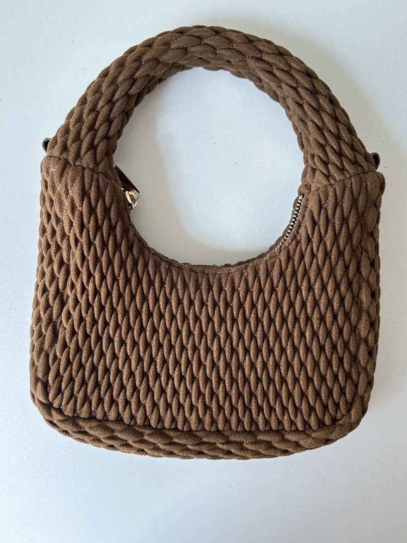 H&M bag (Category: Shoulder Bags) located in Cebu City. Submitted by diabriciaa (Listing ID 1470190850, Image 2). Description: .