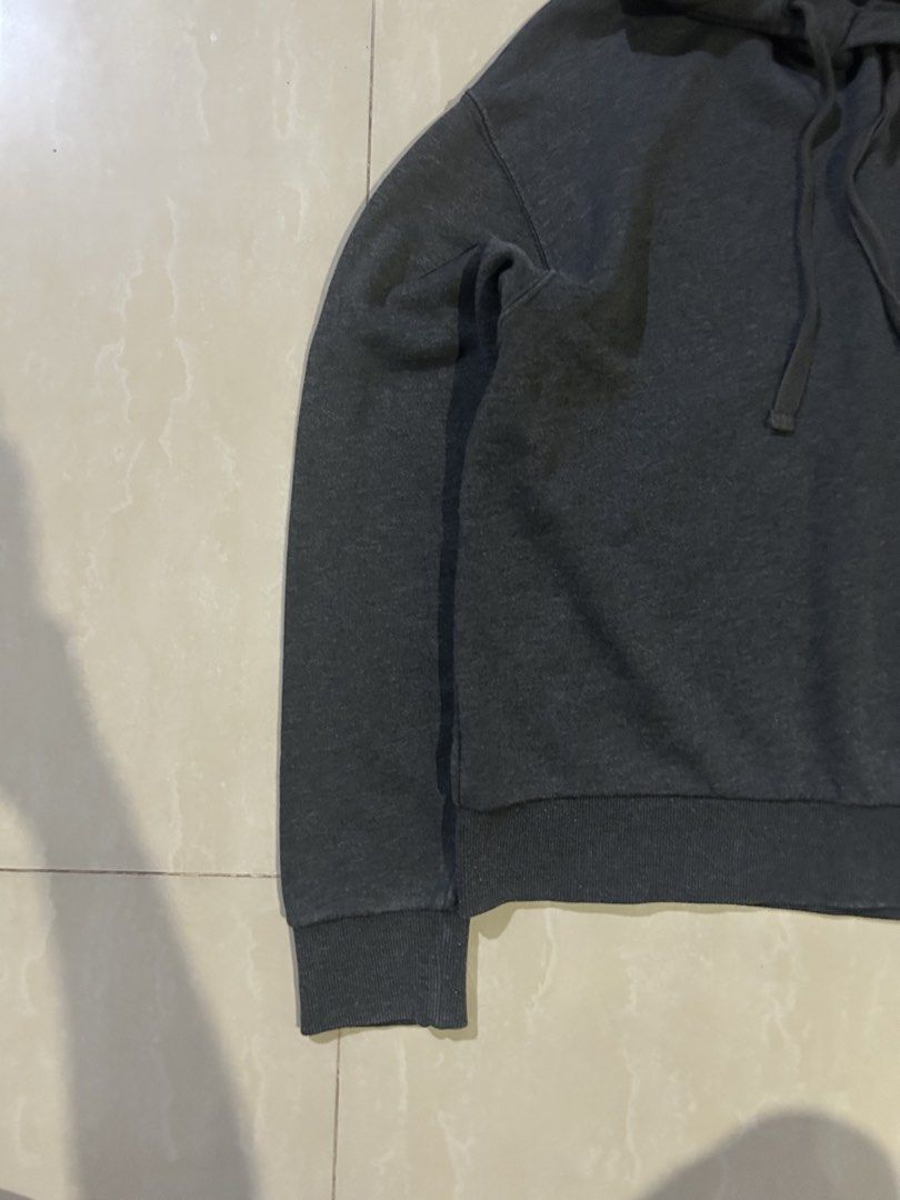 H&M Basic Dark Grey Hoodie (Category: Hoodies) located in San Fernando. Submitted by thrift_lang_ni_kim (Listing ID 1470320604, Image 3). Description: ⬇️ DETAILS ⬇️ H&M Basic Dark Grey Hoodie DIMENSIONS (INCHES) Width:20 Length:22 Best fit: S to M (cropped fit) Color rate:8.5/10 Condition/Issue: sign of usage / lints Mine: ₱250 Minimum increment: ₱50 Already washed and ready to wear. 📌 Please check all photos carefully for any flaws or issues. A