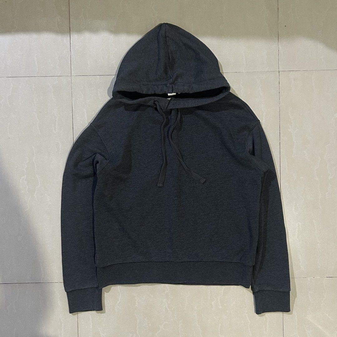 H&M Basic Dark Grey Hoodie (Category: Hoodies) located in San Fernando. Submitted by thrift_lang_ni_kim (Listing ID 1470320604, Image 1). Description: ⬇️ DETAILS ⬇️ H&M Basic Dark Grey Hoodie DIMENSIONS (INCHES) Width:20 Length:22 Best fit: S to M (cropped fit) Color rate:8.5/10 Condition/Issue: sign of usage / lints Mine: ₱250 Minimum increment: ₱50 Already washed and ready to wear. 📌 Please check all photos carefully for any flaws or issues. A