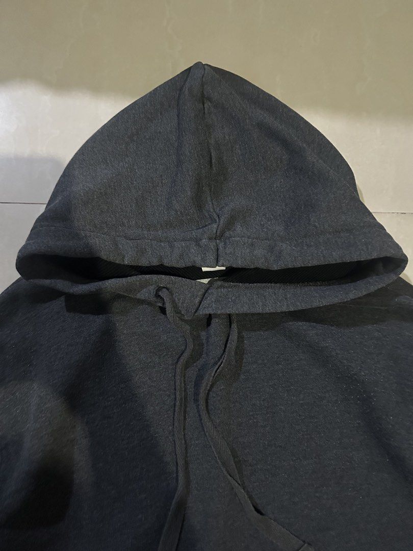 H&M Basic Dark Grey Hoodie (Category: Hoodies) located in San Fernando. Submitted by thrift_lang_ni_kim (Listing ID 1470320604, Image 2). Description: ⬇️ DETAILS ⬇️ H&M Basic Dark Grey Hoodie DIMENSIONS (INCHES) Width:20 Length:22 Best fit: S to M (cropped fit) Color rate:8.5/10 Condition/Issue: sign of usage / lints Mine: ₱250 Minimum increment: ₱50 Already washed and ready to wear. 📌 Please check all photos carefully for any flaws or issues. A