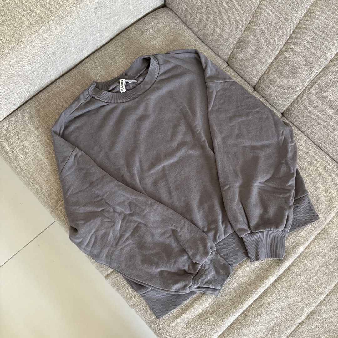H&M Basic Gray Longsleeves (Category: Coats, Jackets and Outerwear) located in Pasig City. Submitted by _jinwifeu_ (Listing ID 1470220679, Image 3). Description: 📏 fits small to medium 📍 ortigas, pasig 💸 maribank,bdo, gcash, maya 🚚 same day delivery (lalamove, grab etc).