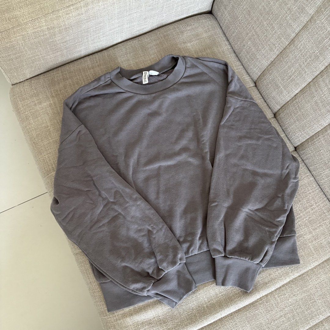 H&M Basic Gray Longsleeves (Category: Coats, Jackets and Outerwear) located in Pasig City. Submitted by _jinwifeu_ (Listing ID 1470220679, Image 1). Description: 📏 fits small to medium 📍 ortigas, pasig 💸 maribank,bdo, gcash, maya 🚚 same day delivery (lalamove, grab etc).