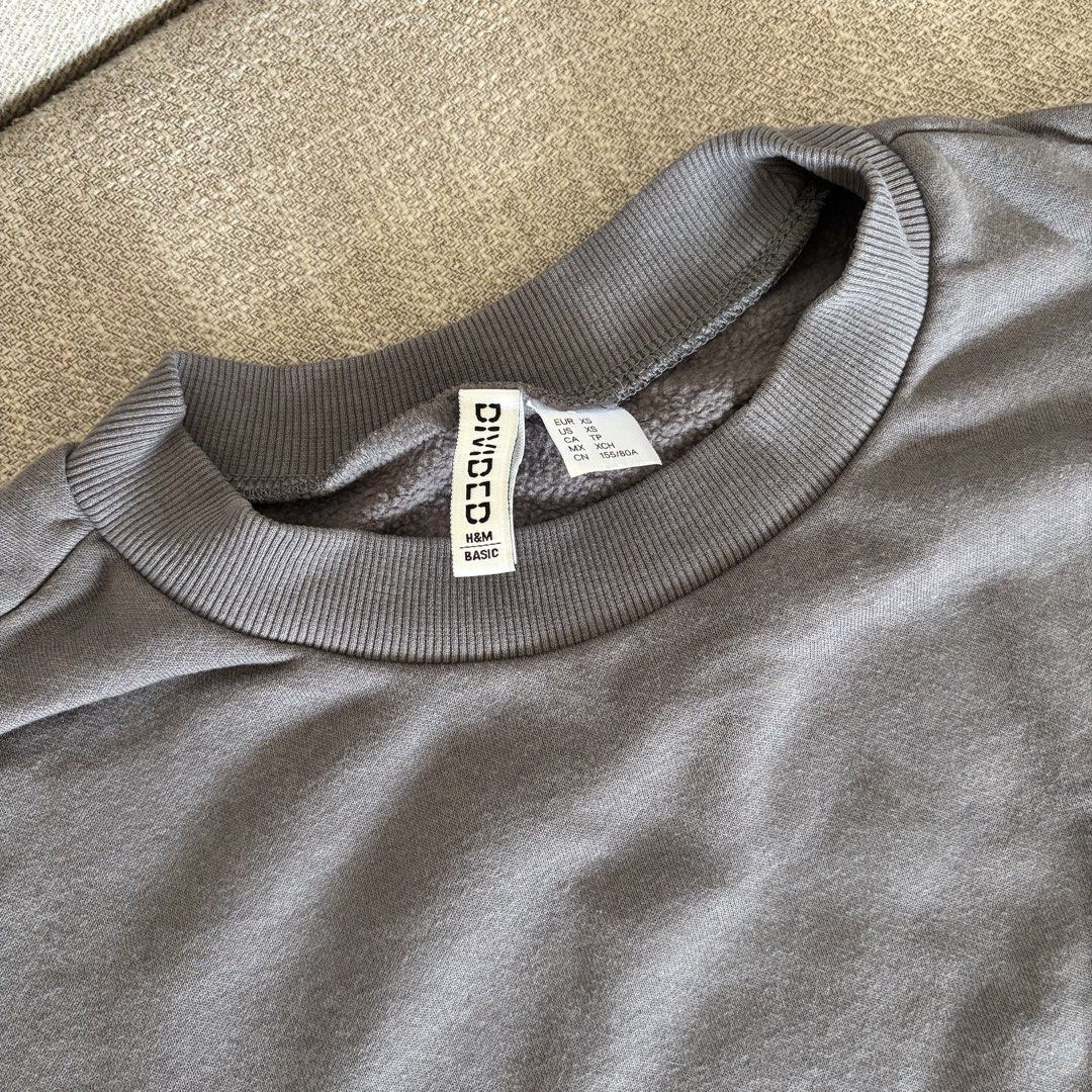 H&M Basic Gray Longsleeves (Category: Coats, Jackets and Outerwear) located in Pasig City. Submitted by _jinwifeu_ (Listing ID 1470220679, Image 2). Description: 📏 fits small to medium 📍 ortigas, pasig 💸 maribank,bdo, gcash, maya 🚚 same day delivery (lalamove, grab etc).