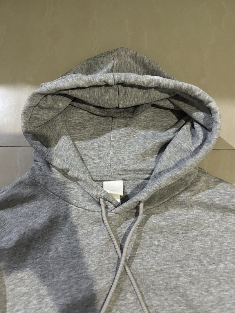 H&M Basic Grey Hoodie (Category: Hoodies) located in San Fernando. Submitted by thrift_lang_ni_kim (Listing ID 1470260421, Image 2). Description: ⬇️ DETAILS ⬇️ Name DIMENSIONS (INCHES) Width:22 Length:24 Best Color rate: Condition/Issue:Good condi Mine: ₱350 Minimum increment: ₱50 Already washed and ready to wear. 📌 Please check all photos carefully for any flaws or issues. All noticeable flaws, if any, will be disclosed. ⏳ Bidding ends on Octob