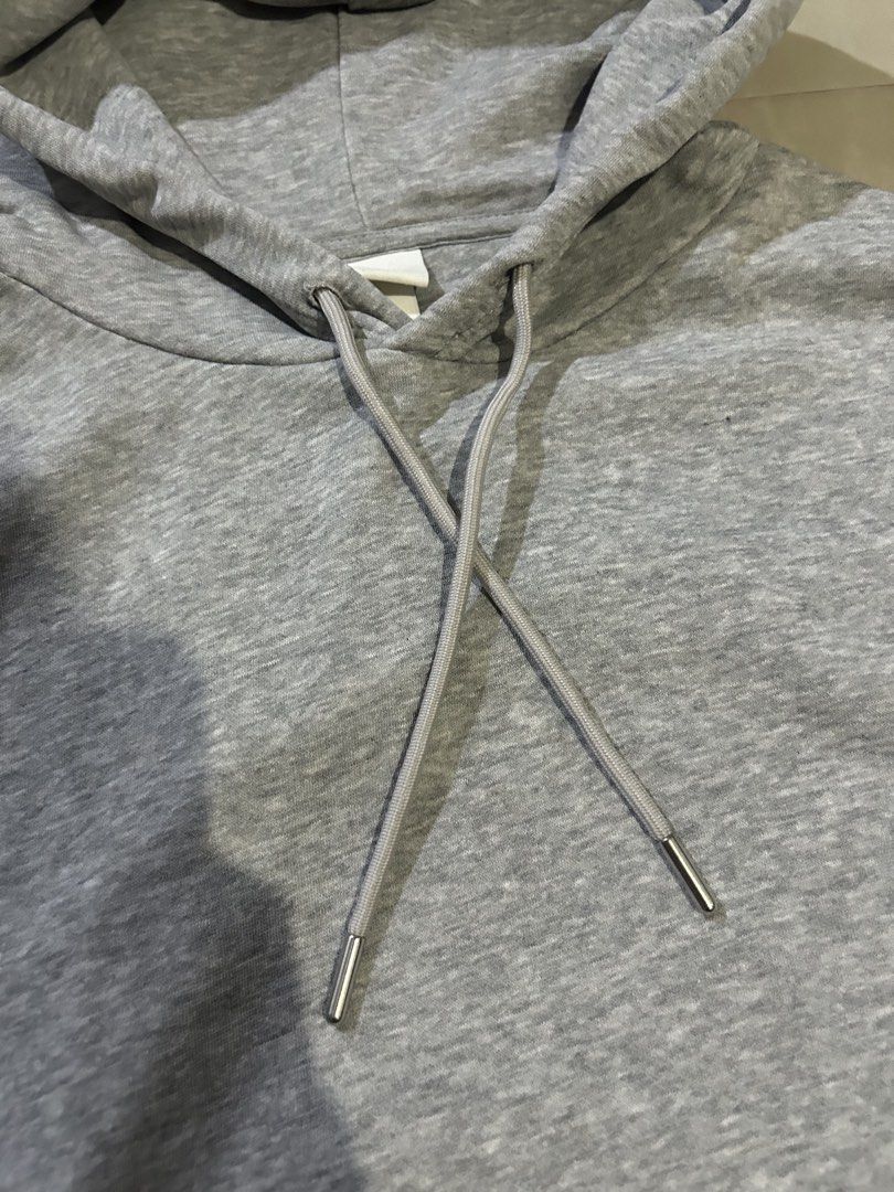 H&M Basic Grey Hoodie (Category: Hoodies) located in San Fernando. Submitted by thrift_lang_ni_kim (Listing ID 1470260421, Image 3). Description: ⬇️ DETAILS ⬇️ Name DIMENSIONS (INCHES) Width:22 Length:24 Best Color rate: Condition/Issue:Good condi Mine: ₱350 Minimum increment: ₱50 Already washed and ready to wear. 📌 Please check all photos carefully for any flaws or issues. All noticeable flaws, if any, will be disclosed. ⏳ Bidding ends on Octob