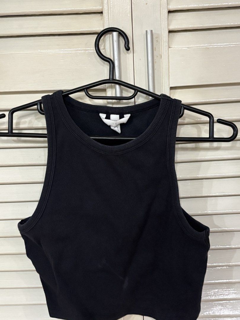 H&M Black Ribbed Tank Top (Category: Sleeveless) located in San Fernando. Submitted by koalashelves (Listing ID 1470172778, Image 1). Description: - Brand: H&M - Item: Black ribbed tank top - Size: Medium (M) - Details: Classic scoop neckline, sleeveless cut, and stretchy fabric - Condition: Clean and ready to wear - Style: Highly versatile, perfect for layering or solo wear.