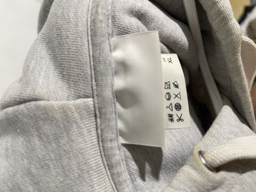 H&M Blank Staple Grey Hoodie (Category: Hoodies) located in Manila. Submitted by ratedseeker (Listing ID 1470260652, Image 3). Description: H&M Blank Staple Oversized Grey Hoodie Thick/heavy hoodie Size XL (oversized) Barely used but needs washing Great condition Can do meetups around DLSU Taft/shipping (buyer shoulders sf) Offer up .
