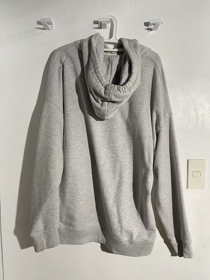 H&M Blank Staple Grey Hoodie (Category: Hoodies) located in Manila. Submitted by ratedseeker (Listing ID 1470260652, Image 2). Description: H&M Blank Staple Oversized Grey Hoodie Thick/heavy hoodie Size XL (oversized) Barely used but needs washing Great condition Can do meetups around DLSU Taft/shipping (buyer shoulders sf) Offer up .