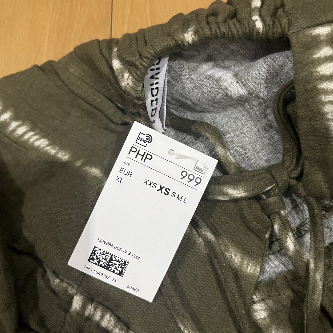 H&m dark green mini dress (Category: Dresses) located in Batangas. Submitted by iceinmybag (Listing ID 1470275937, Image 3). Description: love this dress NWT rfs: too many dresses tgs Zara Cotton on Bershka H&m Divided.