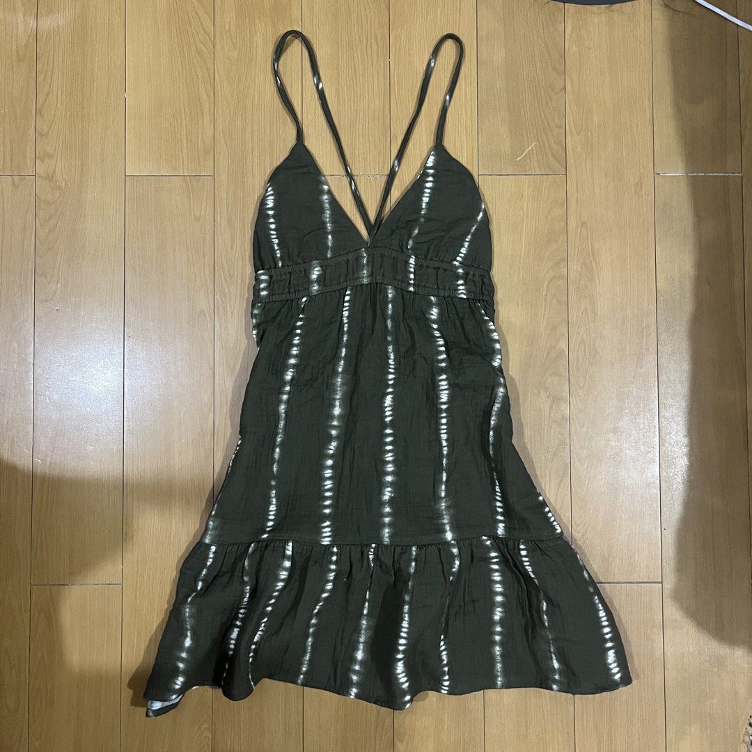 H&m dark green mini dress (Category: Dresses) located in Batangas. Submitted by iceinmybag (Listing ID 1470275937, Image 1). Description: love this dress NWT rfs: too many dresses tgs Zara Cotton on Bershka H&m Divided.