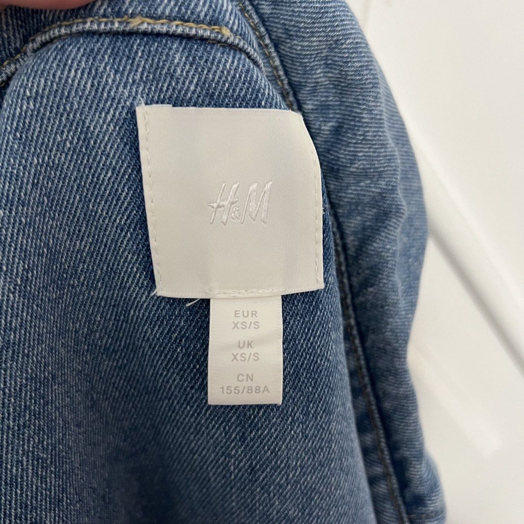 H&M Denim Jacket (Category: Coats, Jackets and Outerwear) located in Las Pinas. Submitted by bangtanbey (Listing ID 1470233029, Image 3). Description: AUTHENTIC H&M (bought at MOA branch) Size on tag: XS (oversized fit) Used once Please check last photo for minor discoloration on one of the buttons.