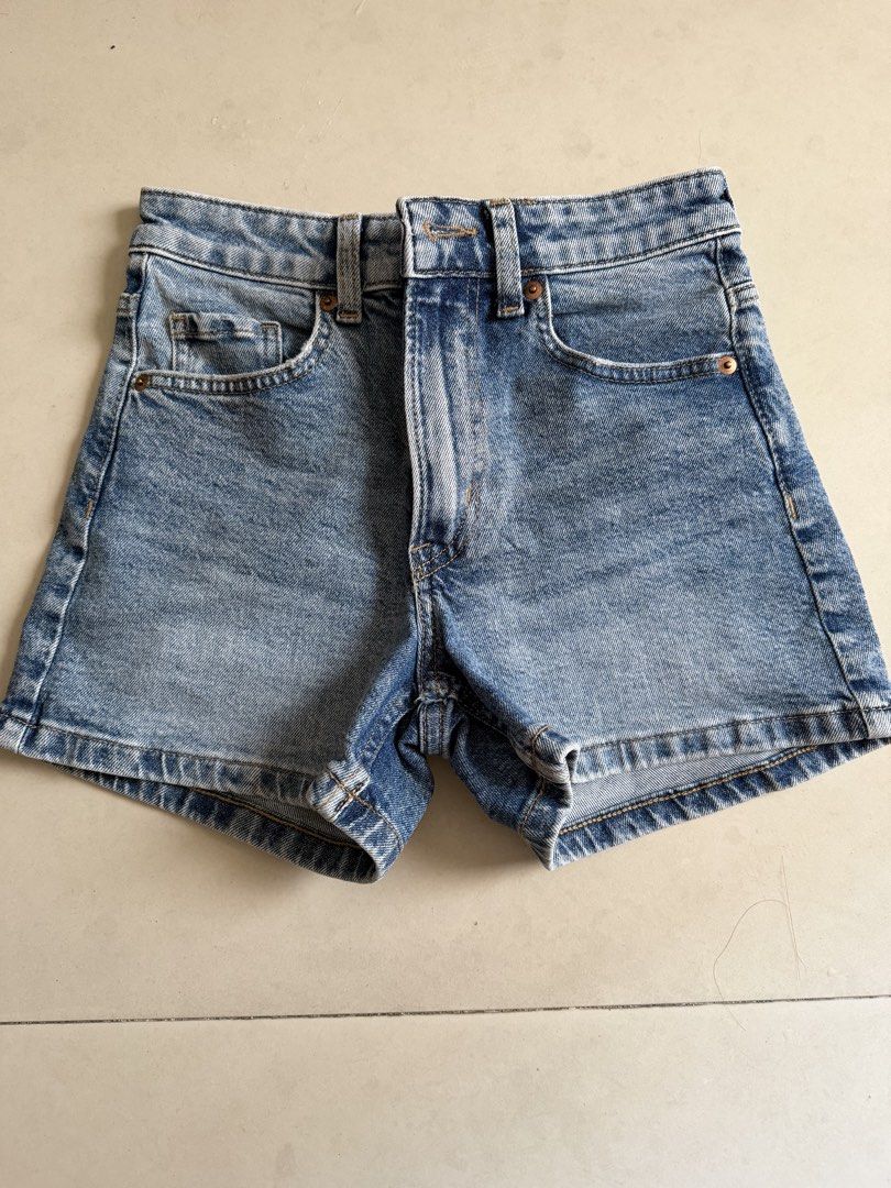 H&M Denim Shorts Light Blue Size 34 (Category: Shorts) located in Paranaque City. Submitted by mryjwll (Listing ID 1470190080, Image 1). Description: - Brand: H&M - Item: Denim shorts - Color: Light blue wash - Size: 34 - Features: Classic five-pocket styling, zip fly, and button closure - Material: Sturdy cotton denim - Condition: Clean and well-maintained - Style: Great basic for casual everyday outfits USED ONCE!.