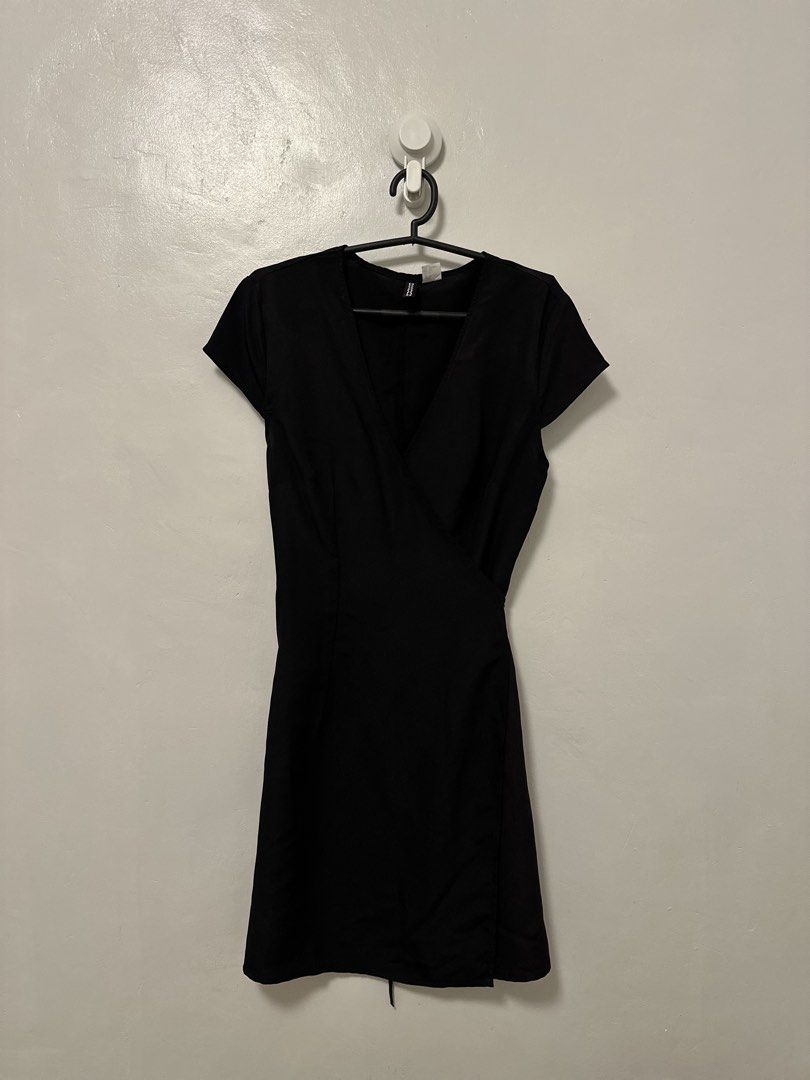 H&M Divided Black Wrap Dress (Category: Dresses) located in Makati City. Submitted by kaideclutter (Listing ID 1470338254, Image 3). Description: H&M Wrap Dress Brand: H&M Size: EUR 34 / US 2 - Can fit petite to small frame girlies Color: Black Condition: ⭐️⭐️⭐️⭐️⭐️ Price: 200.00 RFS: Does not fit me anymore.
