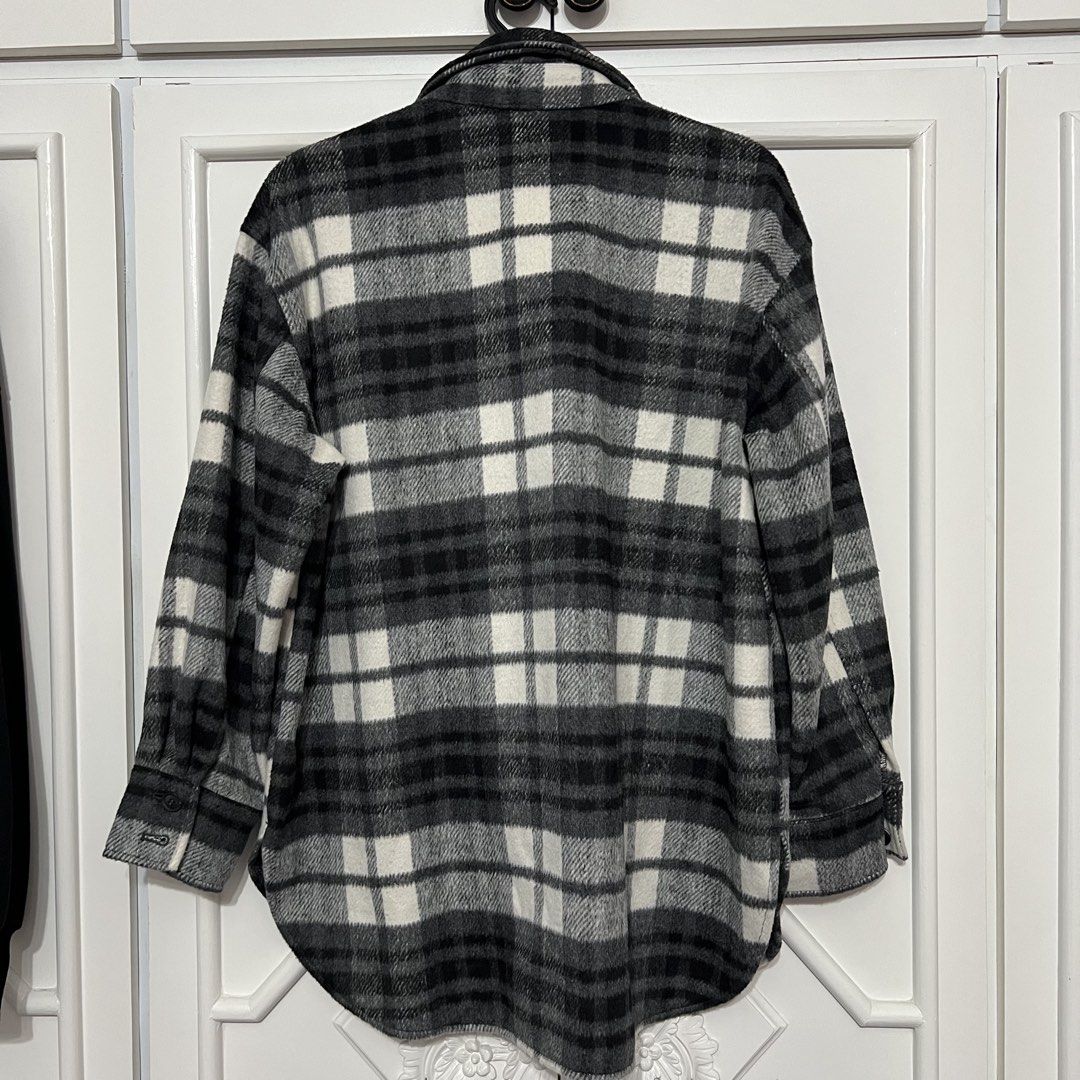 H&M Flannel / Checkered Top (Category: Coats, Jackets and Outerwear) located in Las Pinas. Submitted by bangtanbey (Listing ID 1470236020, Image 2). Description: AUTHENTIC H&M (bought at MOA branch) Size on tag: Small (oversized fit) Never used, washed only Thick material! Pwede pang autumn/winter basta layer properly.