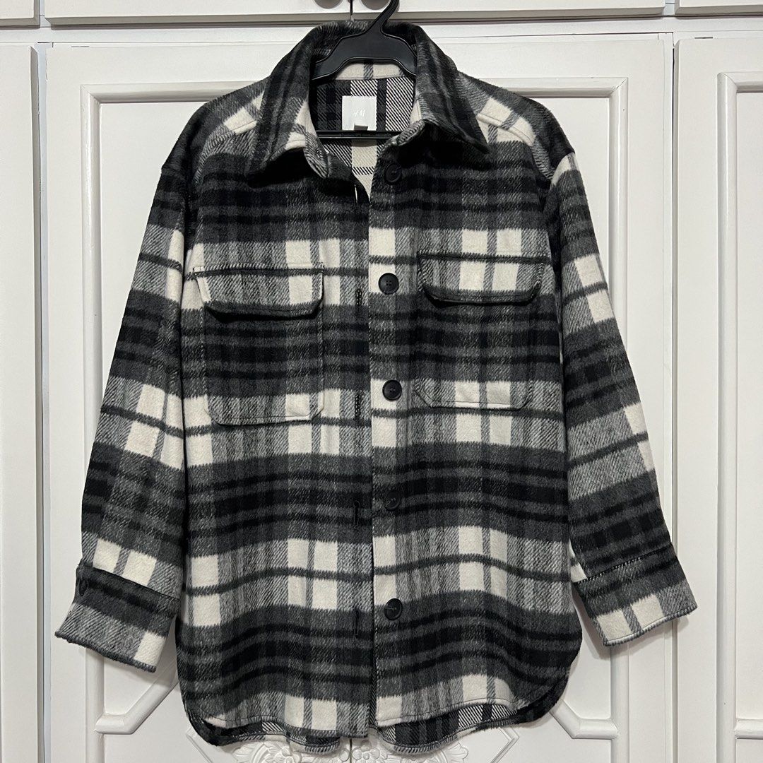 H&M Flannel / Checkered Top (Category: Coats, Jackets and Outerwear) located in Las Pinas. Submitted by bangtanbey (Listing ID 1470236020, Image 1). Description: AUTHENTIC H&M (bought at MOA branch) Size on tag: Small (oversized fit) Never used, washed only Thick material! Pwede pang autumn/winter basta layer properly.