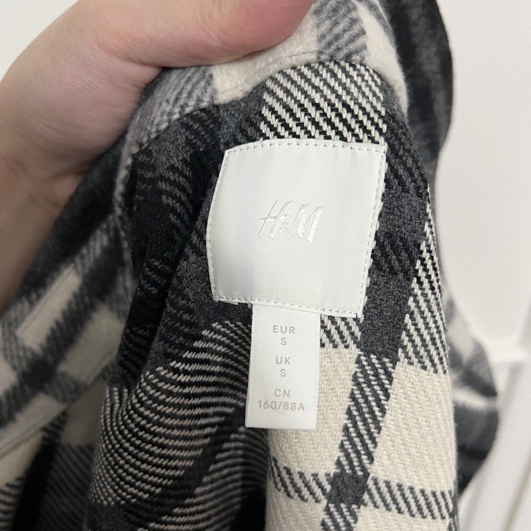 H&M Flannel / Checkered Top (Category: Coats, Jackets and Outerwear) located in Las Pinas. Submitted by bangtanbey (Listing ID 1470236020, Image 3). Description: AUTHENTIC H&M (bought at MOA branch) Size on tag: Small (oversized fit) Never used, washed only Thick material! Pwede pang autumn/winter basta layer properly.