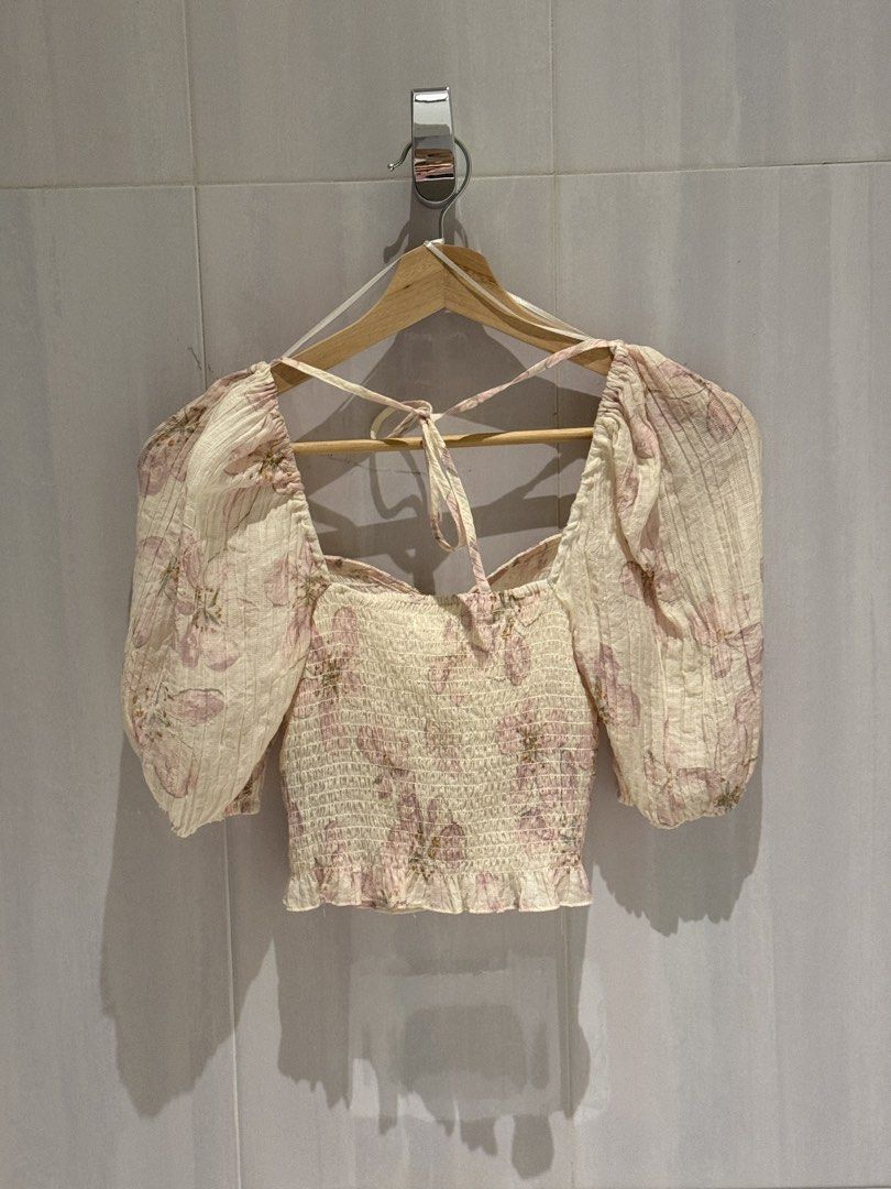 H&M Floral Blouse (Category: Blouses) located in Makati City. Submitted by josbd (Listing ID 1470336493, Image 2). Description: H&M Floral Blouse Size XS Used once.