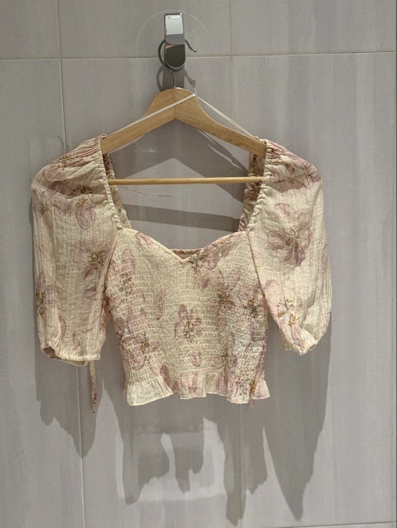 H&M Floral Blouse (Category: Blouses) located in Makati City. Submitted by josbd (Listing ID 1470336493, Image 1). Description: H&M Floral Blouse Size XS Used once.