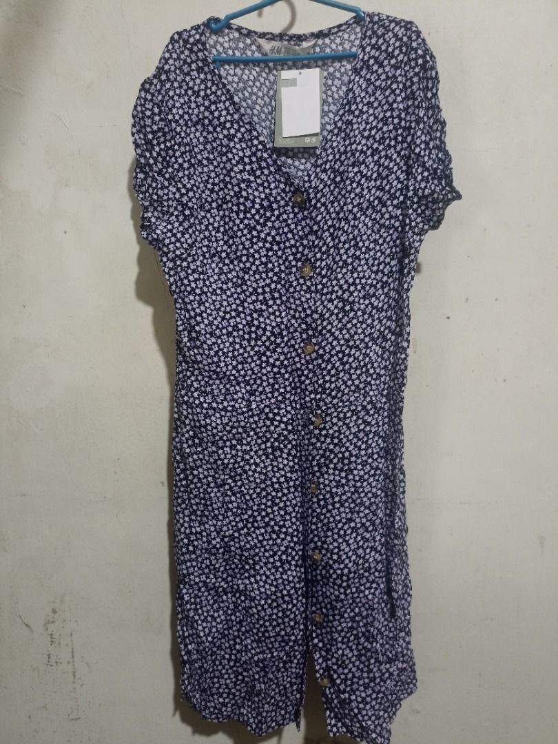 H&M Floral Button-Front Dress (Category: Dresses) located in Binangonan. Submitted by livelion_f56acf (Listing ID 1470144717, Image 1). Description: - Brand: H&M (Brand new with tags still attached) - Color/Design: Dark navy blue with tiny white and purple floral print - Details: Short sleeves, V-neckline, and functional brown front buttons - Material: 100% Lenzing Ecovero viscose (super soft, lightweight, and breathable) - Size: EUR 170 / 14Y+ -
