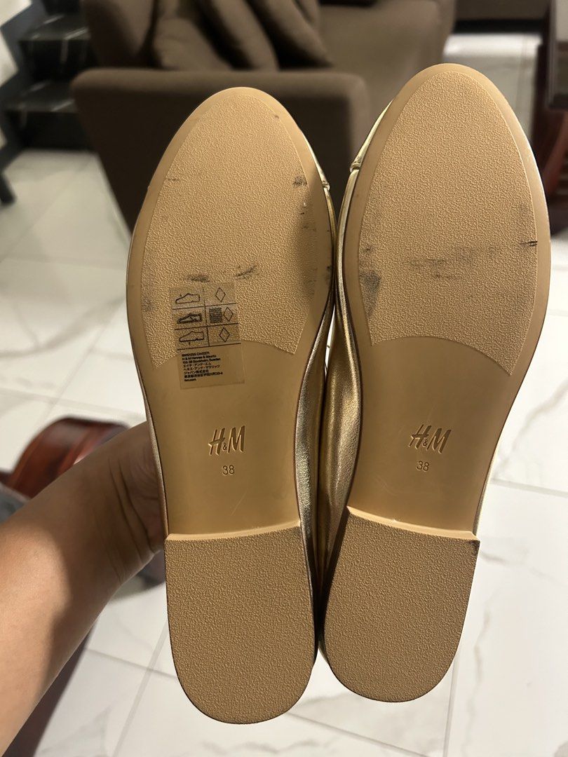 H&M Gold Ballet Flats Size 38 (Category: Flats & Sandals) located in Cavite. Submitted by florabells (Listing ID 1470272749, Image 2). Description: - Brand: H&M - Color: Gold - Size: EUR 38 - Condition: Brand new, never worn out - Details: Cute bow on the front, includes original tag and paper stuffing inside -Unused.