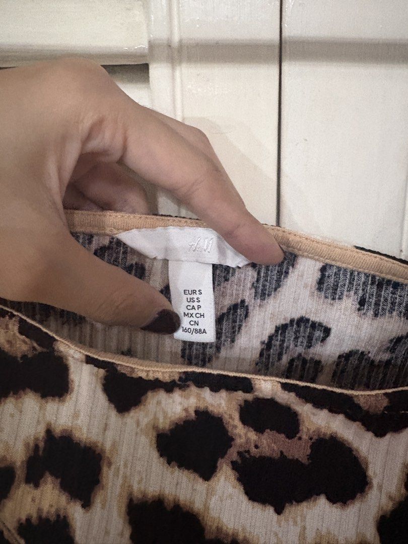 H&M Leopard Print Crop Top (Category: Sleeveless) located in San Fernando. Submitted by koalashelves (Listing ID 1470172212, Image 2). Description: - Brand/Style: H&M trendy animal print crop top - Neckline & Sleeves: Square neckline with short sleeves - Material: Stretchy, ribbed textured fabric - Size: EUR S / US S / CN 160/88A - Styling: Perfect match for high-waisted jeans or skirts.