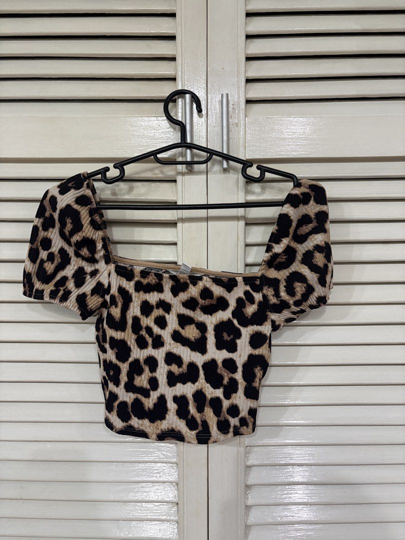 H&M Leopard Print Crop Top (Category: Sleeveless) located in San Fernando. Submitted by koalashelves (Listing ID 1470172212, Image 1). Description: - Brand/Style: H&M trendy animal print crop top - Neckline & Sleeves: Square neckline with short sleeves - Material: Stretchy, ribbed textured fabric - Size: EUR S / US S / CN 160/88A - Styling: Perfect match for high-waisted jeans or skirts.