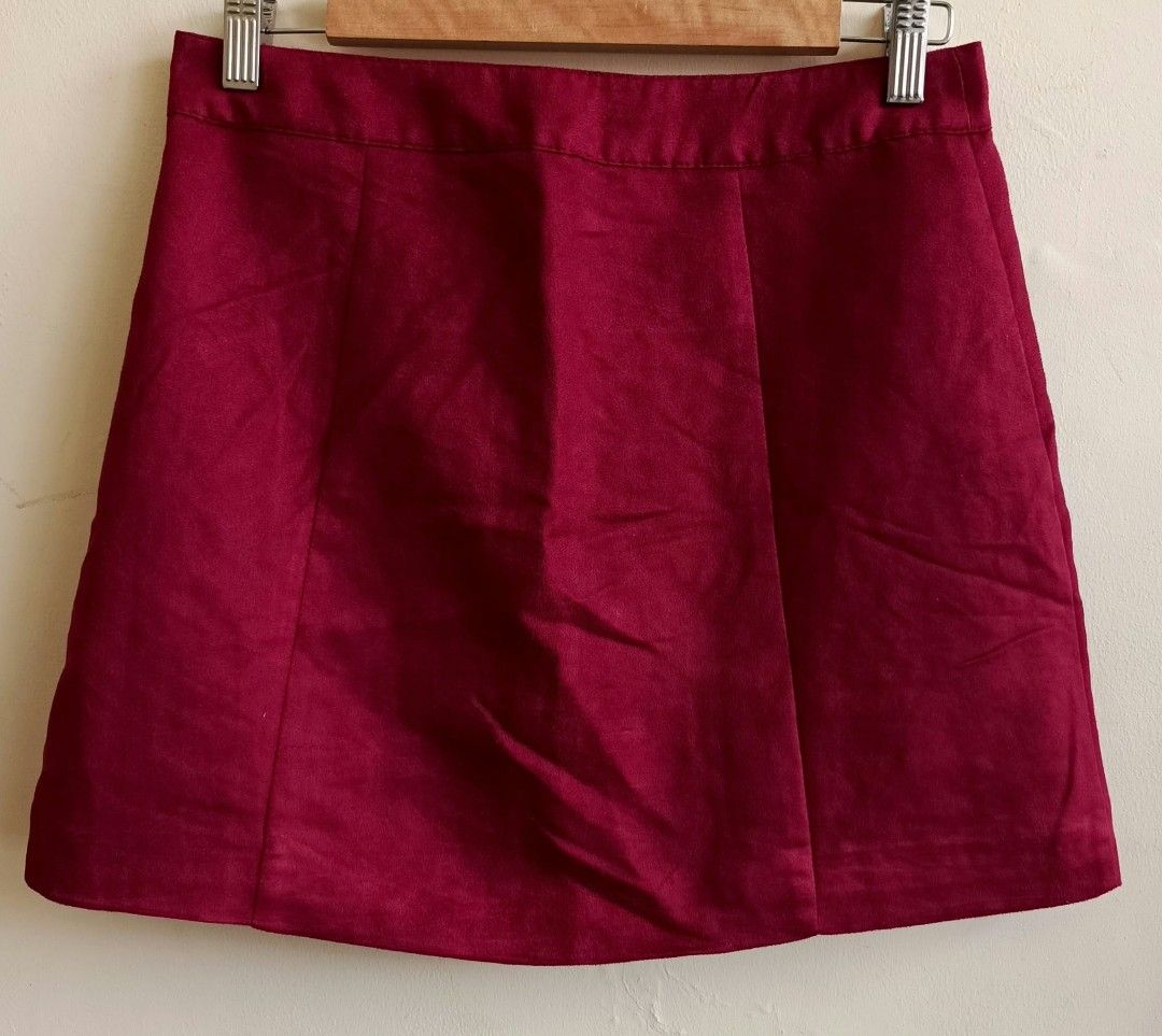 H&m Maroon Suede Button-Front Mini Skirt Size US 6 (Category: Skirts) located in Cebu City. Submitted by violacloset (Listing ID 1470208157, Image 2). Description: Measurements: Waist: 14 1/2 waistline 24-27 hips: 18 length: 16.