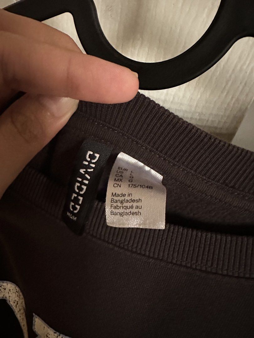 H&M Oversized Sweater ‼️ (Category: Coats, Jackets and Outerwear) located in Pasig City. Submitted by theclosetclaud (Listing ID 1470219630, Image 2). Description: .
