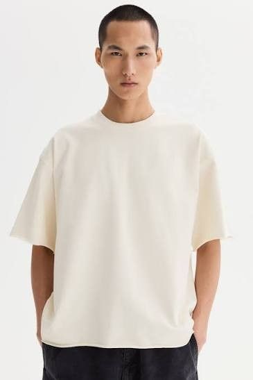 H&M Oversized T-shirt (Category: Tshirts & Polo Shirts ) located in Manila. Submitted by paul.c29cruz (Listing ID 1470182717, Image 2). Description: - Brand: H&M - Colors available: White, Grey, Black, Dark brown, Light brown, Light Grey - Fit: Oversized relaxed streetwear silhouette with dropped shoulders - Neckline: Ribbed crew neck - Sleeves: Short sleeves - Style: Clean and minimalist, perfect for easy everyday casual styling Available Sizes 
