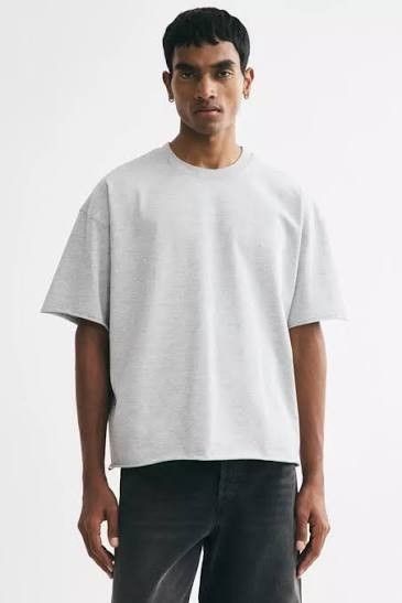 H&M Oversized T-shirt (Category: Tshirts & Polo Shirts ) located in Manila. Submitted by paul.c29cruz (Listing ID 1470182717, Image 3). Description: - Brand: H&M - Colors available: White, Grey, Black, Dark brown, Light brown, Light Grey - Fit: Oversized relaxed streetwear silhouette with dropped shoulders - Neckline: Ribbed crew neck - Sleeves: Short sleeves - Style: Clean and minimalist, perfect for easy everyday casual styling Available Sizes 