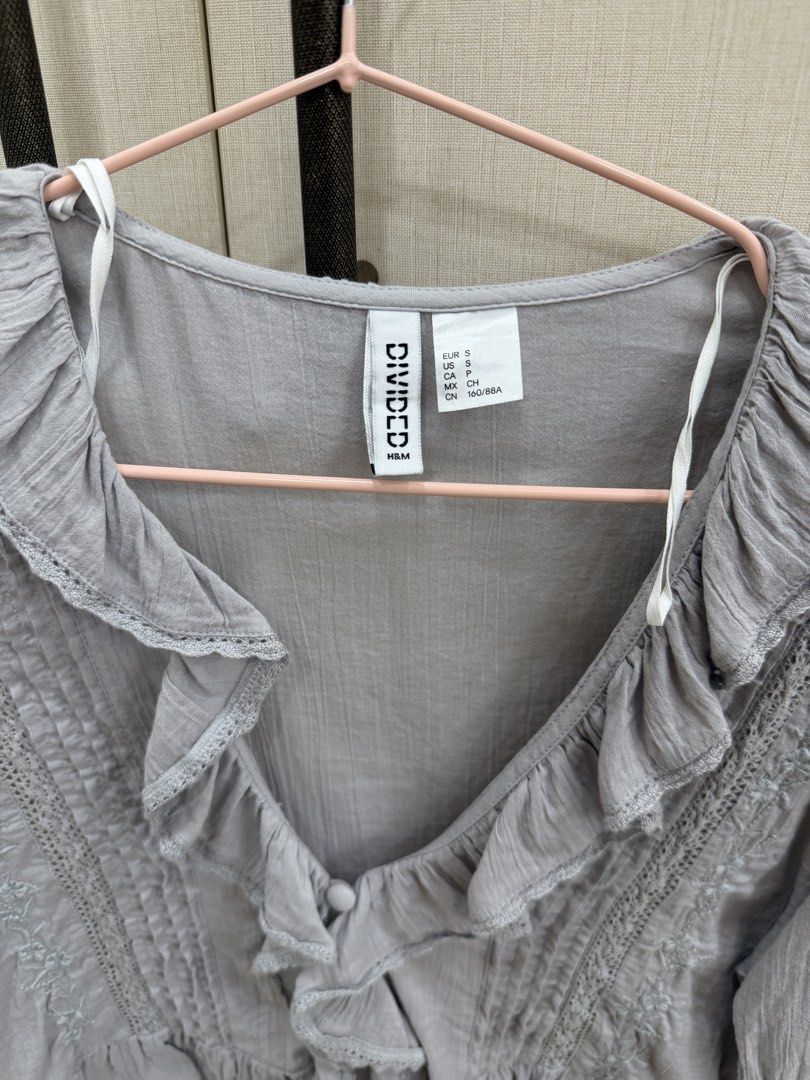 H&M pretty top (Category: Blouses) located in Manila. Submitted by angeladeclutters (Listing ID 1470164641, Image 2). Description: Never worn! Rfs: decluttering.